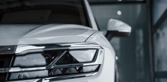 zbliżenie na przednie światła w samochodzie