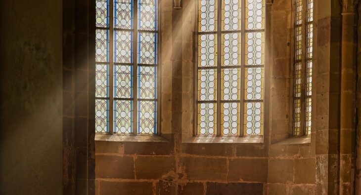 Drewniane okno dachowe do sypialni na poddaszu – klasyczny wybór, który nigdy nie wychodzi z mody! Przekonaj się, dlaczego warto go wybrać?